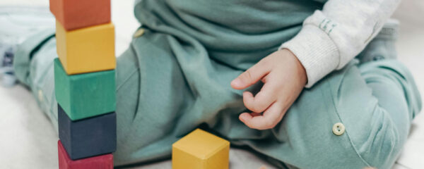 enfant avec sa nounou